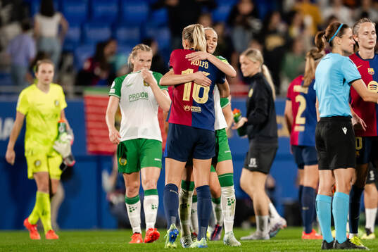 Fridolina Rolfö of Barcelona and Alice Carlsson of Hammarby