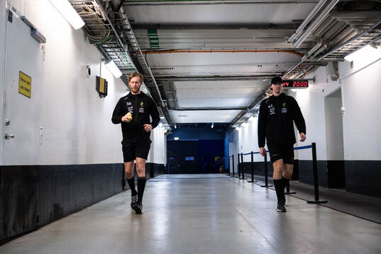 AIKs målvakt Victor Brattström och Simon Åkerström