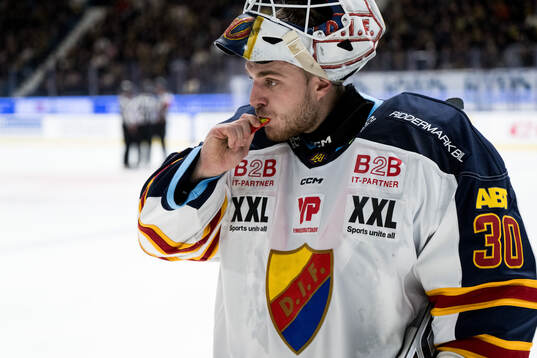 Djurgårdens målvakt Hugo Hävelid deppar