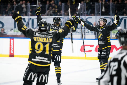 AIKs Simon Åkerström och Scott Pooley jublar