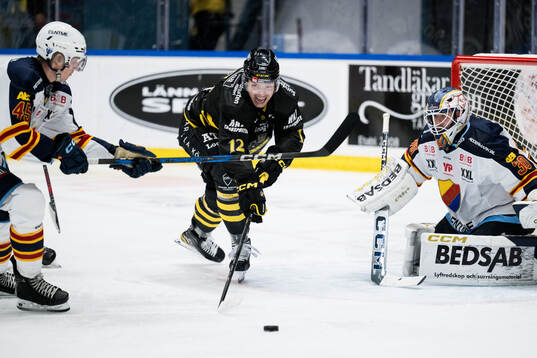 AIKs Scott Pooley och Djurgårdens målvakt Hugo Hävelid
