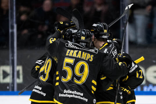 AIKs spelare jublar med Scott Pooley jefter 4-2