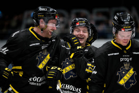 AIKs Hampus Falk och Jesper Emanuelsson jublar
