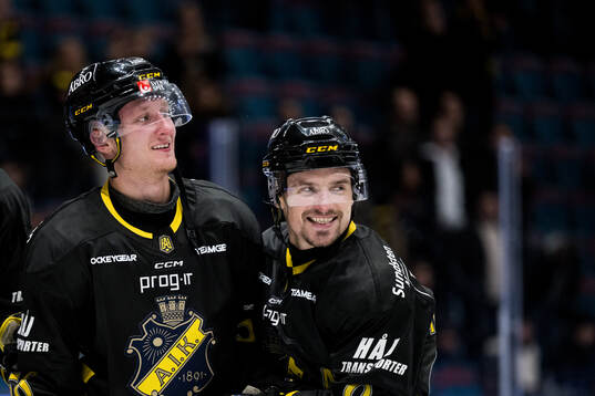 AIKs Oskar Magnusson och Gerry Fitzgerald jublar
