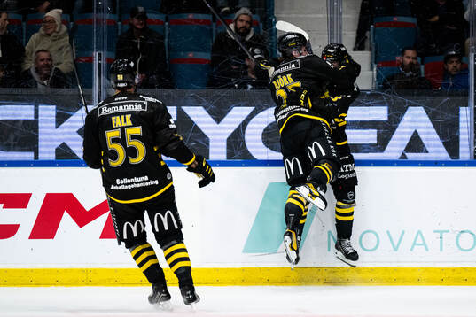 AIKs Oskar Magnusson och Christoffer Björk jublar