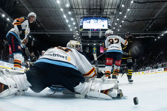 AIKs Lukas Zetterberg (ej i bild) gör 2-1 bakom