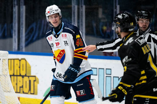 Djurgårdens Hugo Blixt i diskussion med AIKs Jordan