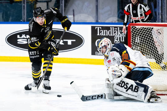 AIKs Scott Pooley och Djurgårdens målvakt Hugo Hävelid