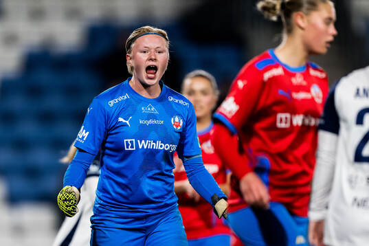 Helsingborgs målvakt Hannah Tegestål jublar