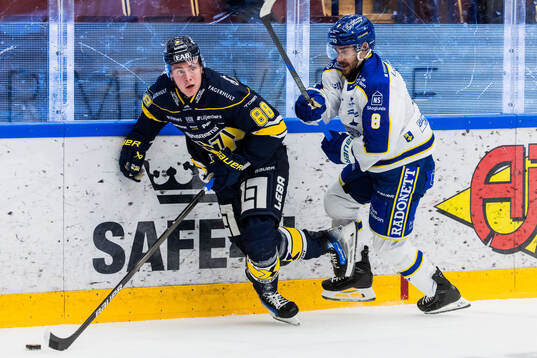 HV71s Herman Träff och Leksands Matt Caito