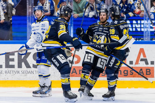 HV71s Mattias Tedenby jublar med Oscar Engsund och Jamiro