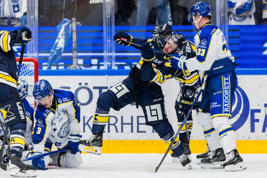 HV71s Isac Brännström och Leksands Eddie Larsson