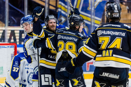 HV71s Henrik Borgström jublar