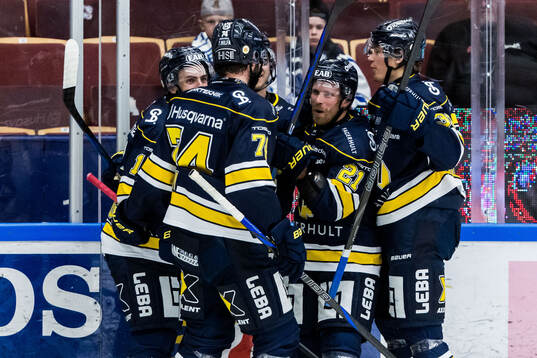 HV71s Mattias Tedenby jublar med lagkamrater