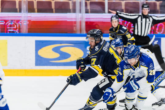 HV71s Isac Brännström och Leksands Justin Glenn Kloos