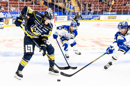HV71s Tommi Tikka och Leksands Oskar Lang och Leksands
