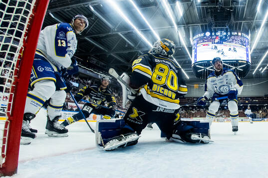 Leksands Jon Knuts och HV71s målvakt Frederik Dichow och