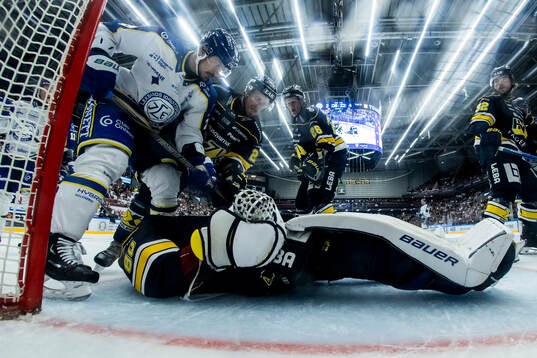 Leksands Marek Hrivik och HV71s Mattias Tedenby och HV71s
