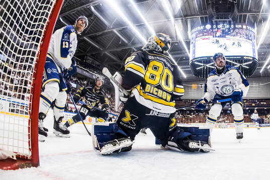Leksands Jon Knuts och HV71s målvakt Frederik Dichow och