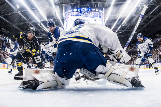 HV71s Mattias Tedenby och Leksands Marek Hrivik