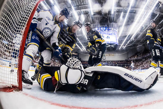 Leksands Marek Hrivik och HV71s Mattias Tedenby och HV71s