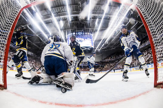 HV71s Mattias Tedenby jublar och Leksands målvakt Jakob