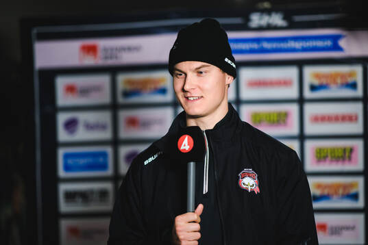 Malmö Redhawks Fredrik Händemark blir intervjuad om