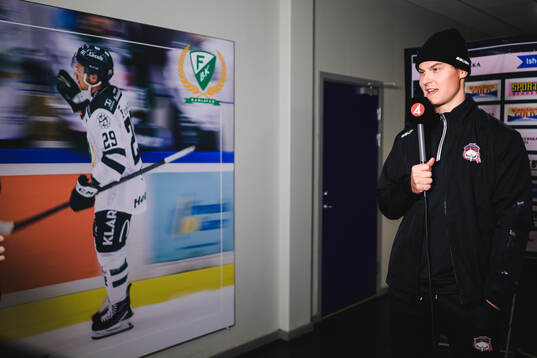 Malmö Redhawks Fredrik Händemark blir intervjuad om