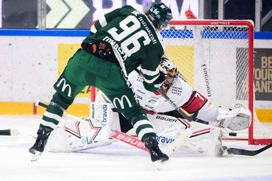 Färjestads David Tomasek skjuter 1-0 bakom Malmö Redhawks