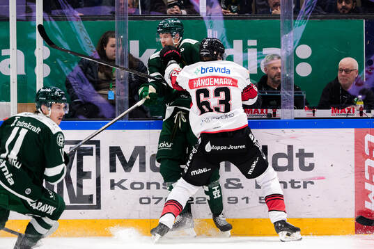 Färjestads Adam Ollas Mattsson och Malmö Redhawks Fredrik