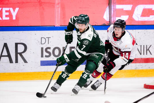 Färjestads Axel Bergkvist och Malmö Redhawks Otto Stenberg