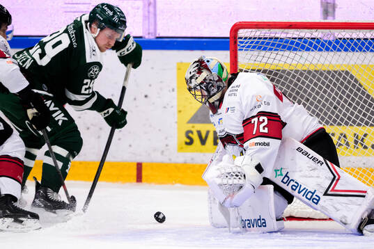 Färjestads Oskar Steen och Malmö Redhawks målvakt Daniel