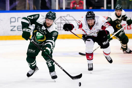 Färjestads Axel Bergkvist och Malmö Redhawks Carl Persson