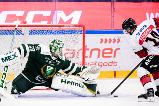 Malmö Redhawks Otto Stenberg skjuter 1-1 bakom Färjestads