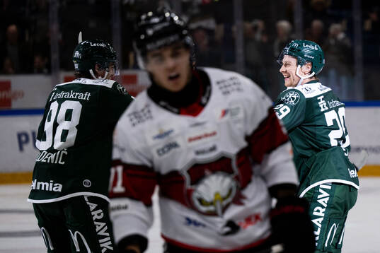 Färjestads Oskar Steen jublar med Marian Studenic och
