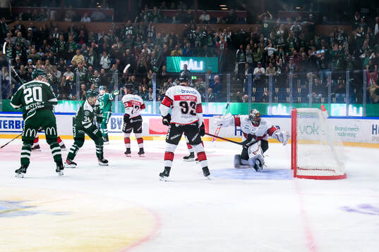 Färjestads Adam Ollas Mattsson jublar