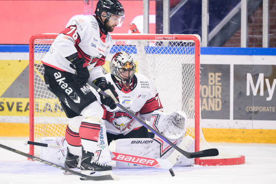 Malmö Redhawks Robin Hanzl och målvakt Daniel Marmenlind