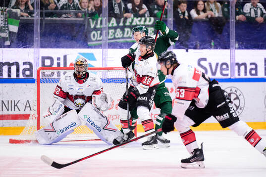 Färjestads Jack Berglund och Malmö Redhawks Matias Lassen