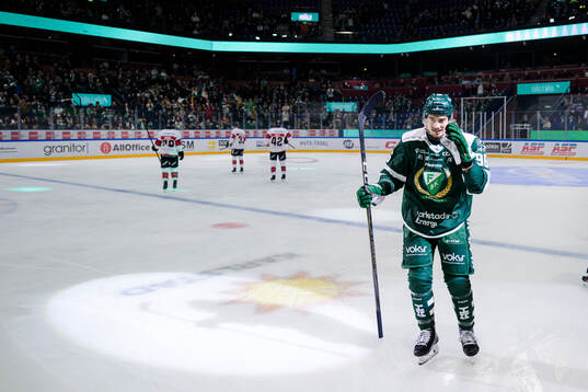 Färjestads David Tomasek jublar