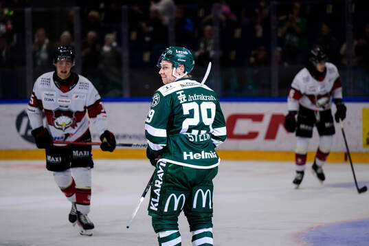 Färjestads Oskar Steen jublar