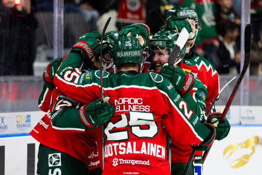 Frölundas Max Friberg jublar med lagkamrater