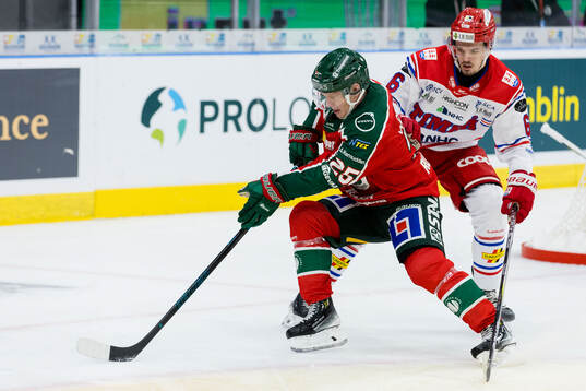 Frölundas Arttu Ruotsalainen och Timrås Kevin Rönnelöw