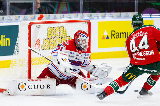 Timrås målvakt Tim Juel mot Frölundas Noah Dower Nilsson