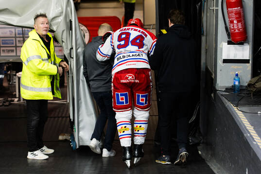 Timrås Sebastian Hartmann lämnar isen skadad