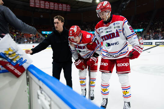 Timrås Sebastian Hartmann lämnar isen skadad