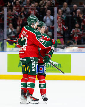 Frölundas Dominik Egli jublar ihop med Linus Högberg
