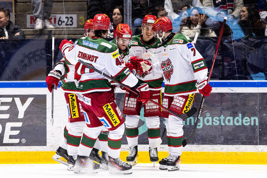 MoDos Mikkel Aagaard jublar med lagkamrater