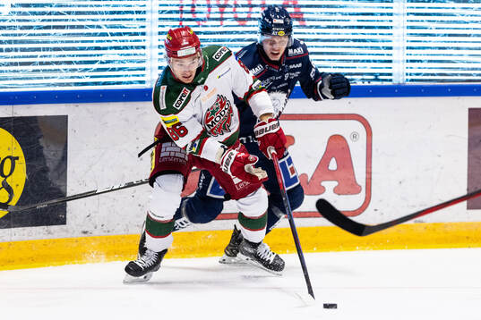MoDos Lukas Jasek och Linköpings Erik Norén