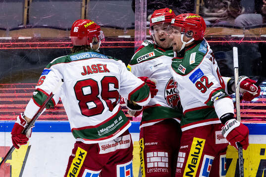 MoDos Jesper Olofsson jublar med lagkamrater