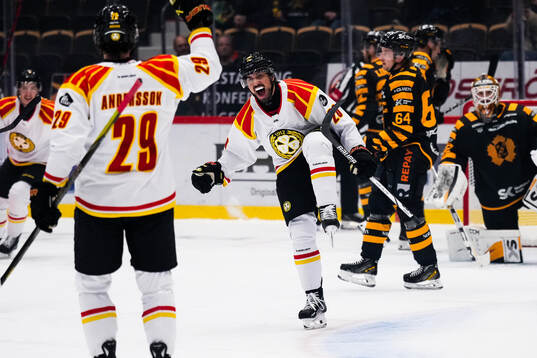 Brynäs Tyler Vesel och Axel Andersson jublar
